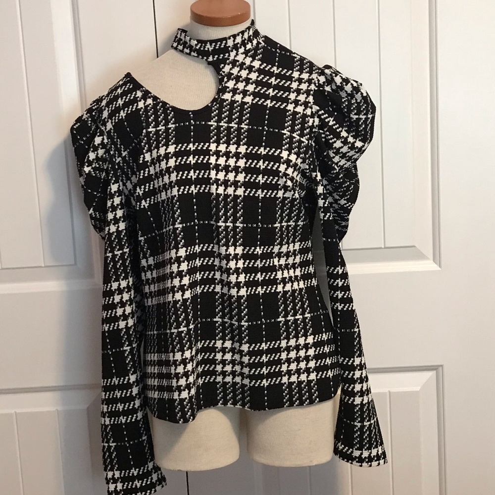 Herringbone long sleeve peakabo shoulder top XL